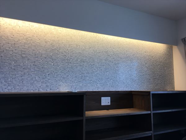 LDKアクセント壁と間接照明！