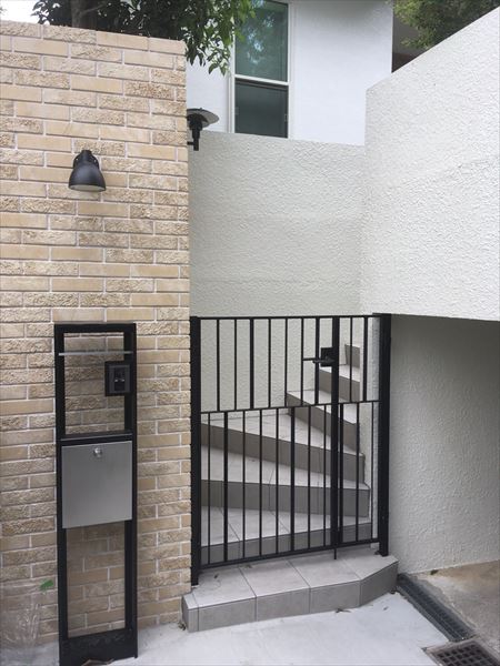 スタイリッシュな門扉♪