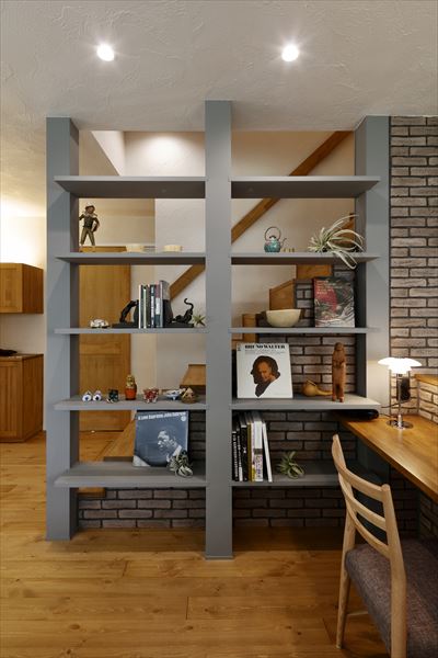 階段の抜く事の出来ない柱を利用して♪