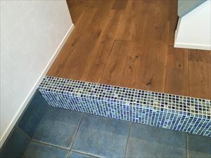 ～玄関框をモザイクタイルに～