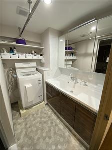 洗面室に可動棚でスッキリ！