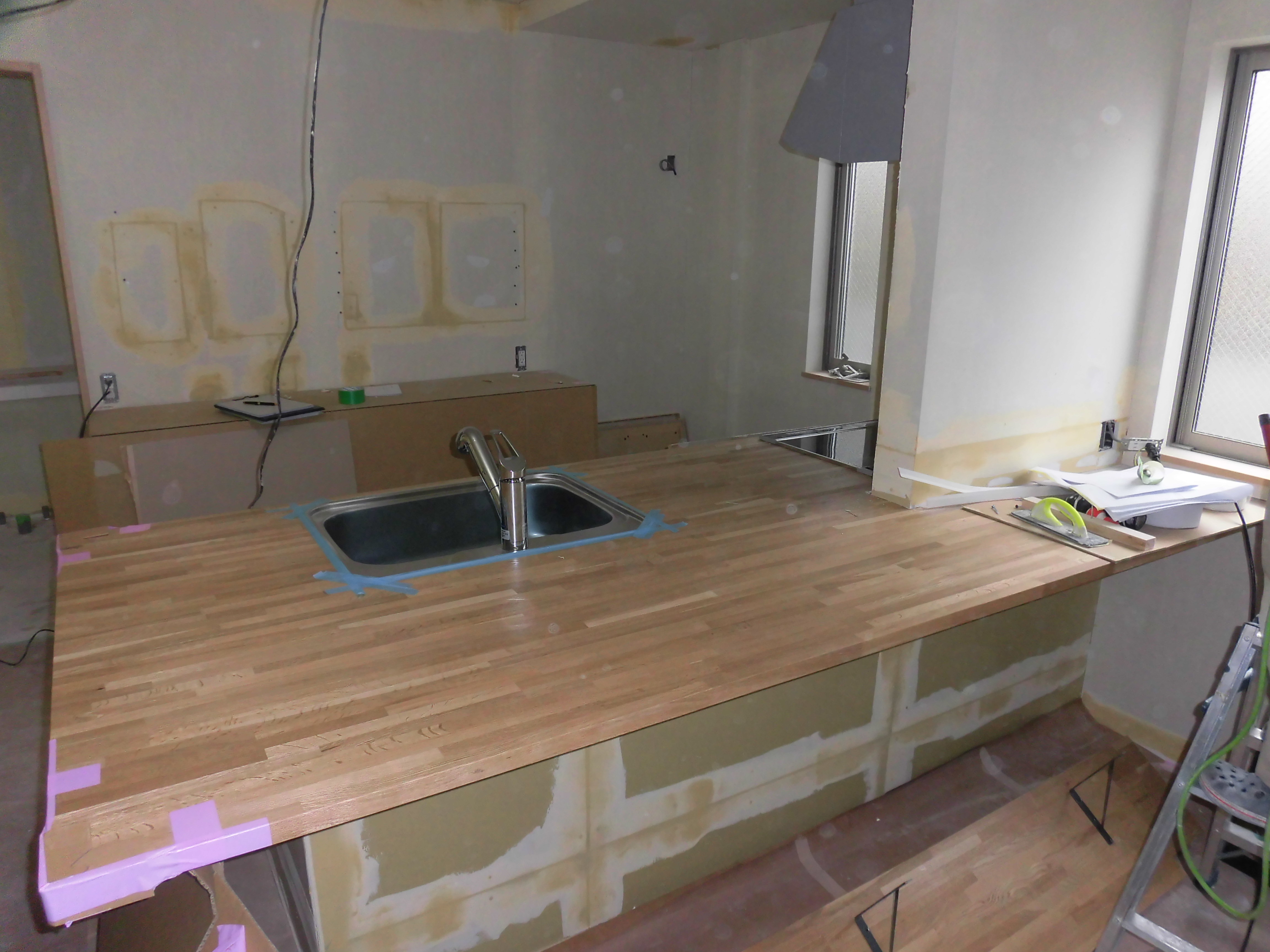 大きなキッチンカウンターのあるLDK③