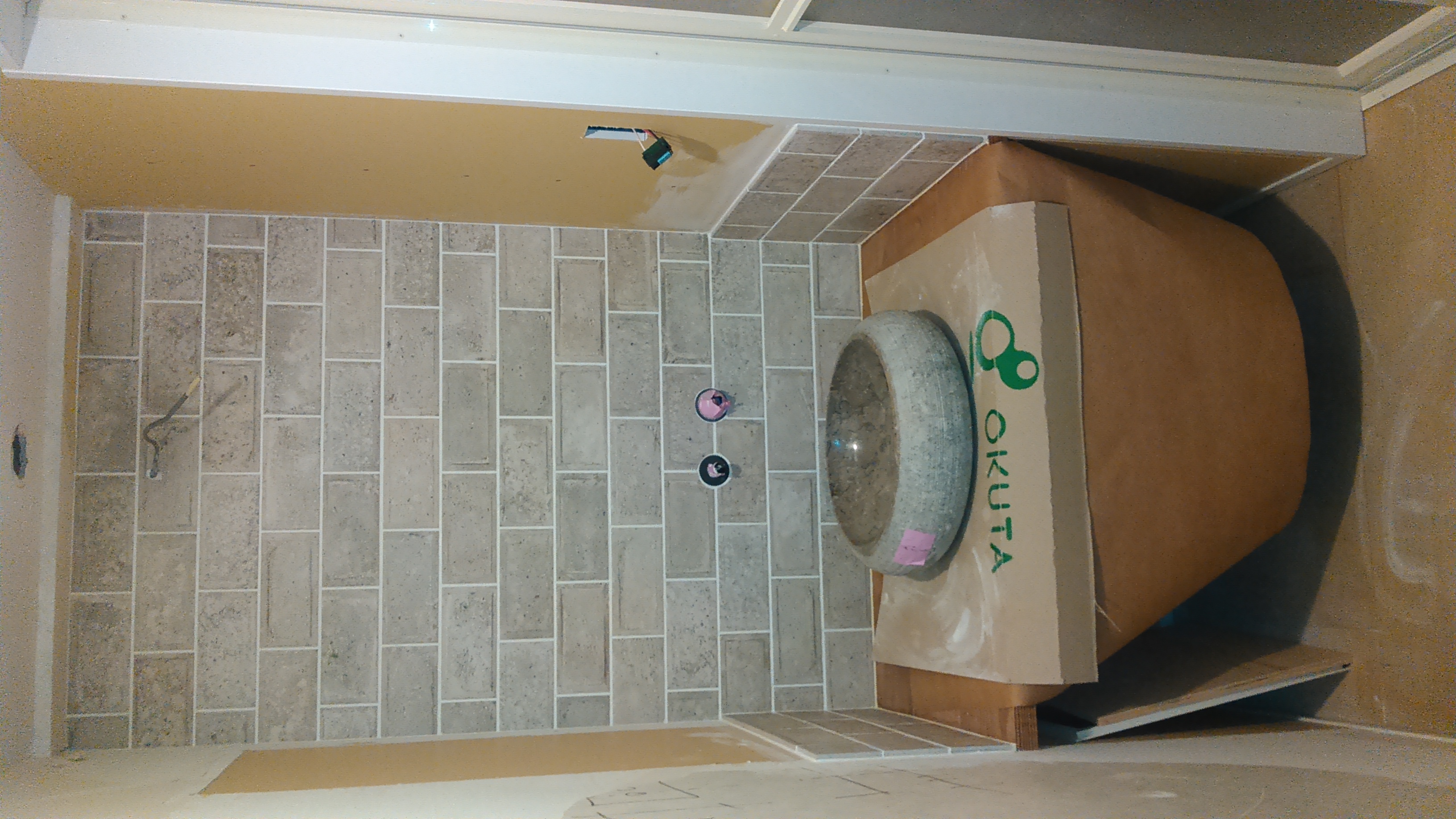 造作洗面化粧台　タイル張りと大理石の洗面ボウル