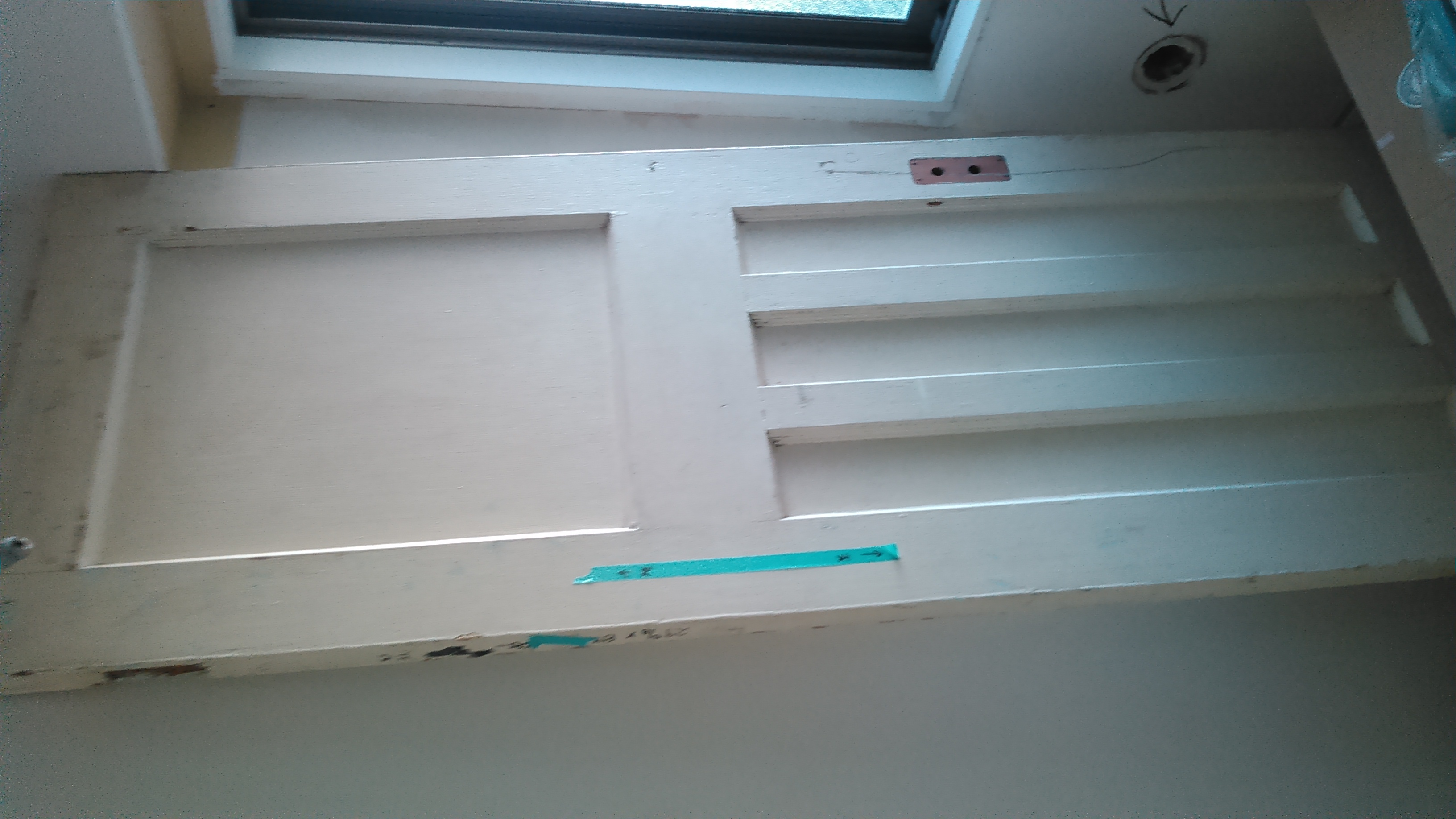 オールドボード（古材）のキッチン笠木とグレイウッド（古材）を張ったアクセント壁