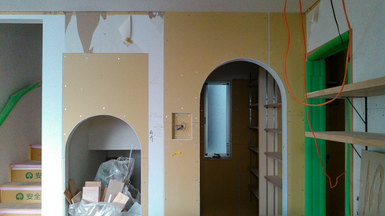 大きなキッチンカウンターのあるLDK④　R下がり壁