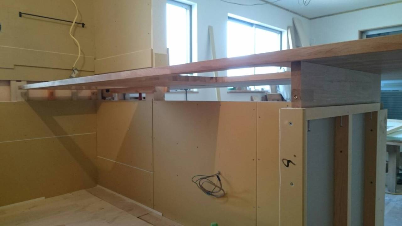 大きなキッチンカウンターのあるLDK①