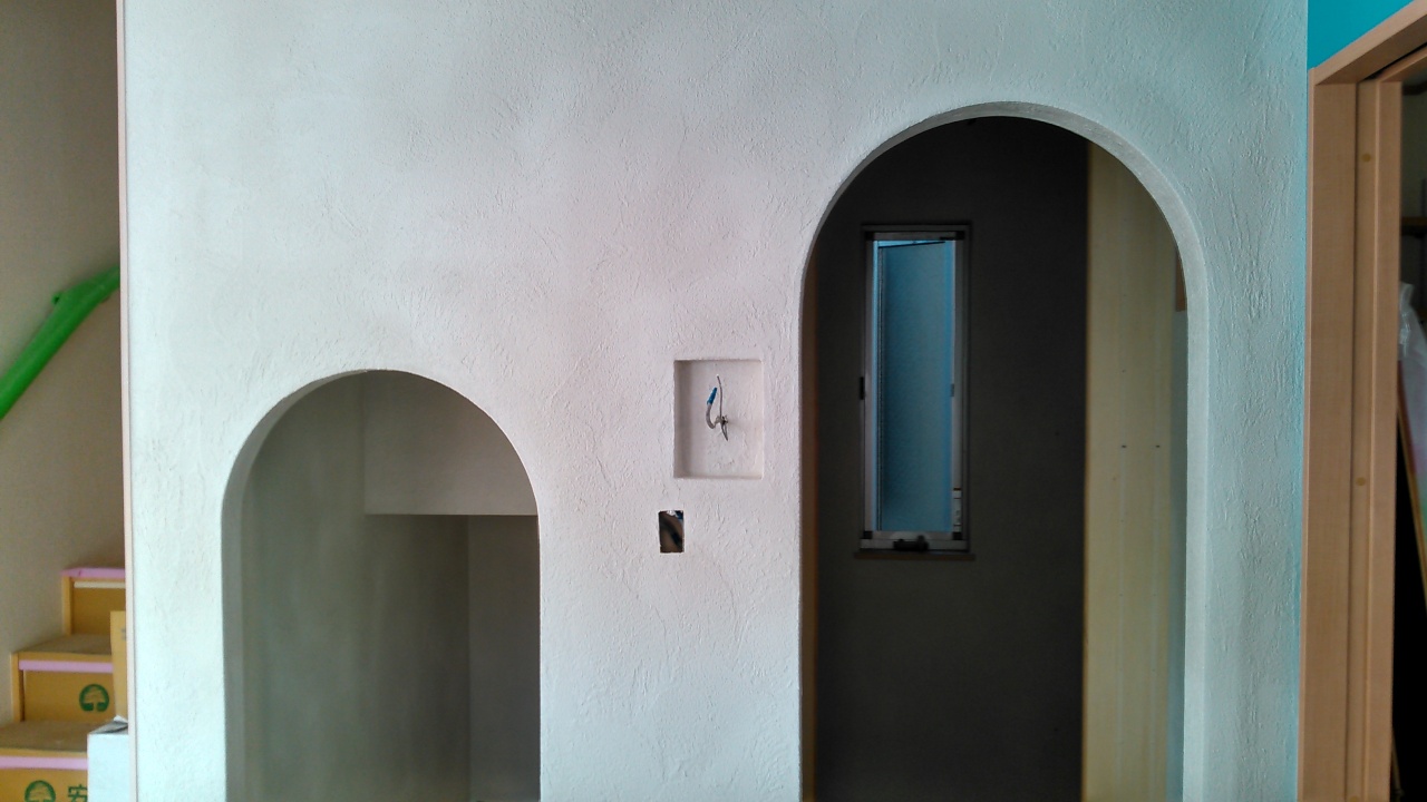 大きなキッチンカウンターのあるLDK⑧ｷｯﾁﾝ壁のﾀｲﾙ（平田タイルのウェイバー）