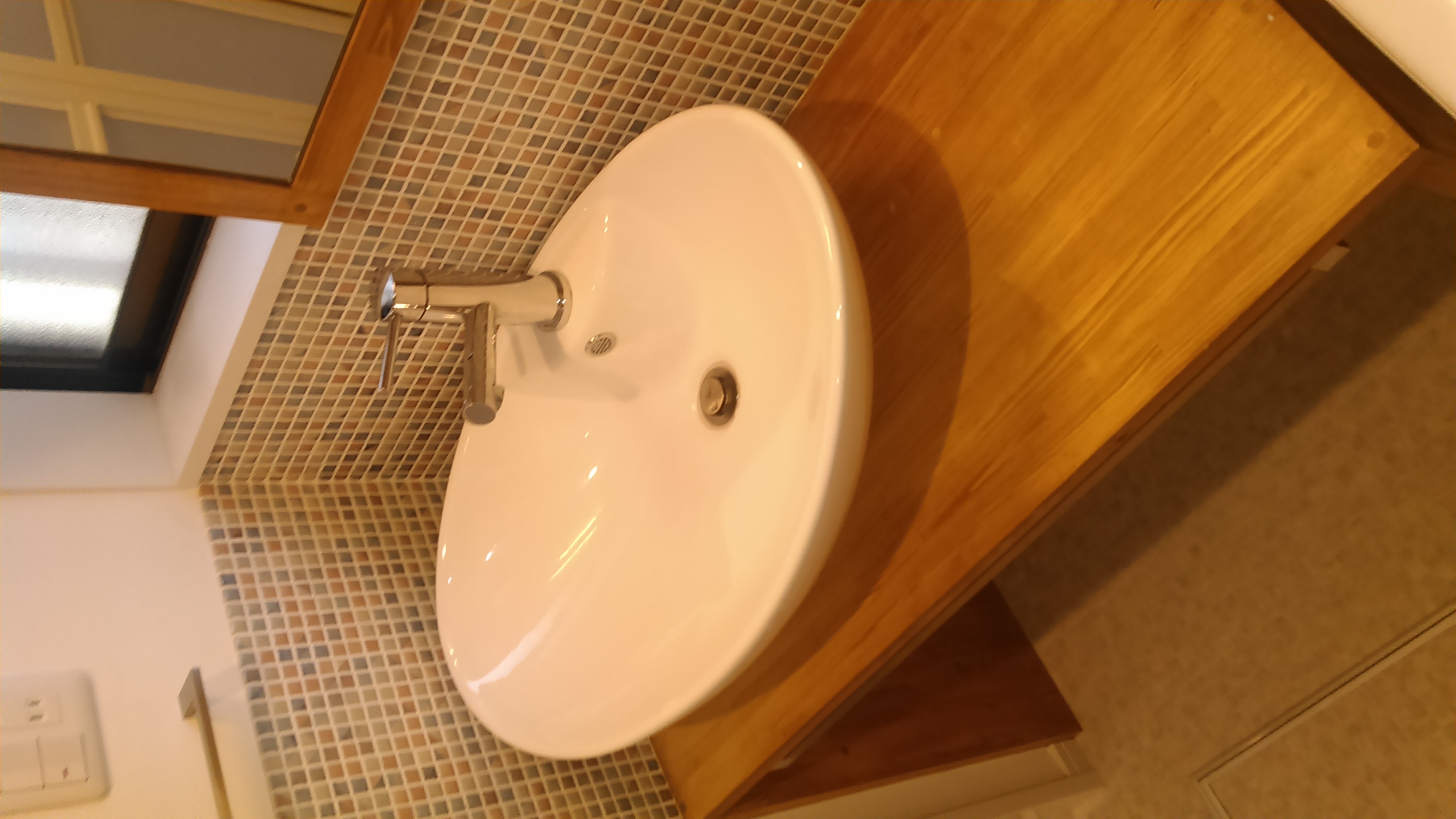 造作洗面　カウンターにシンプルなボウルとタイル