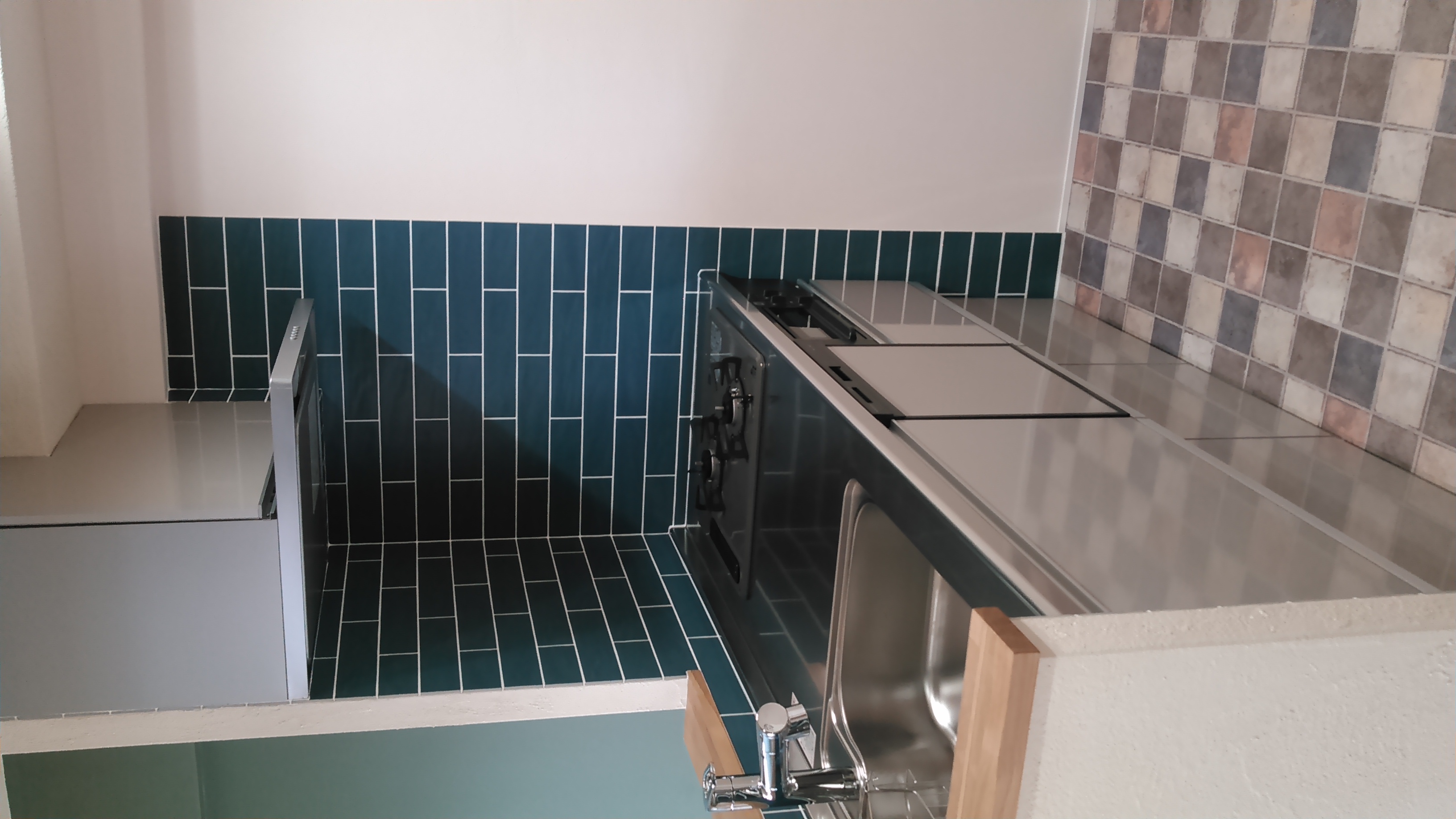 キッチンタイルでアクセント～平田タイルの青色のサブウェイ～