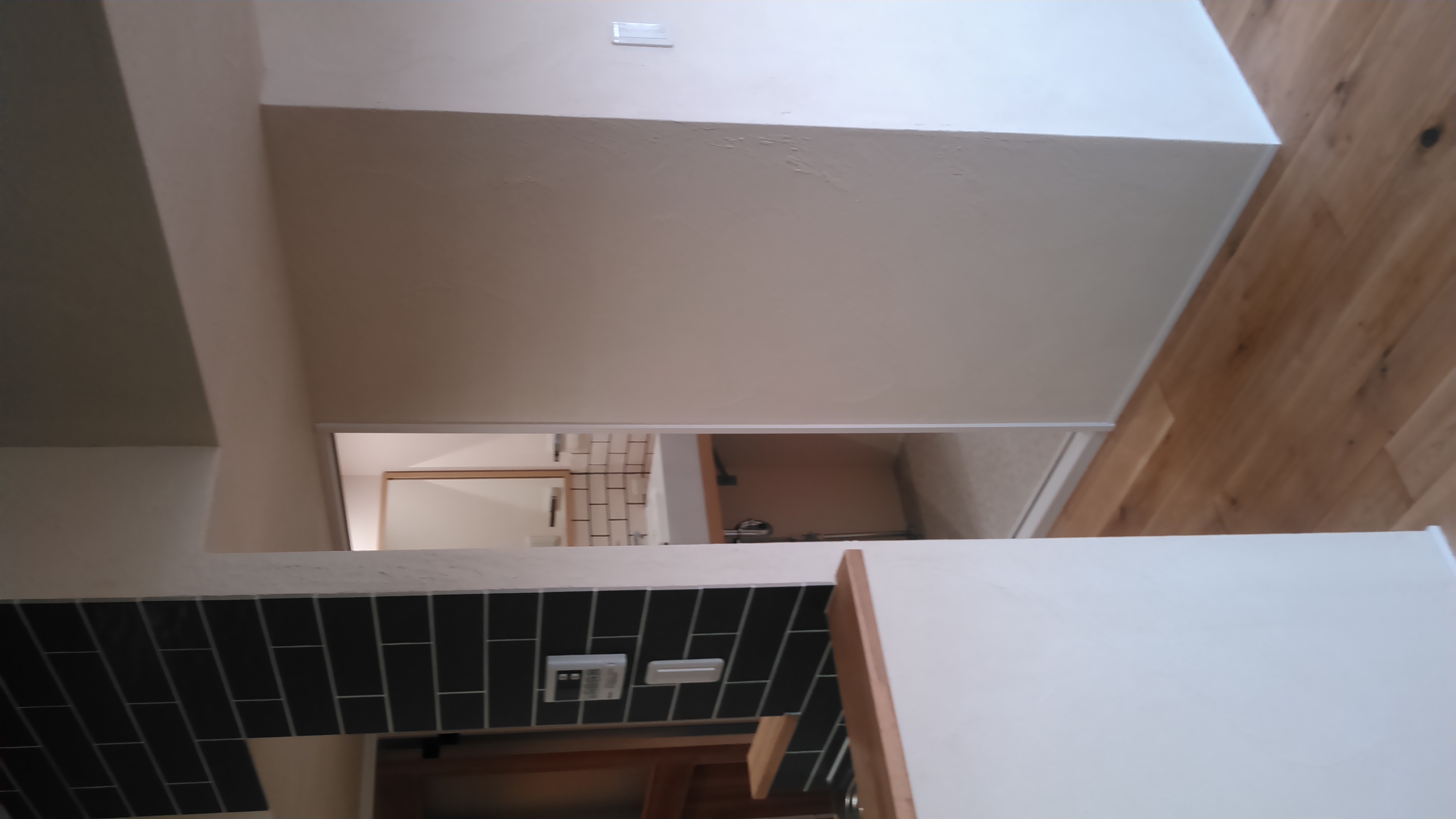 造作洗面のようなエスタ（LIXIL製）にタイルでアクセント