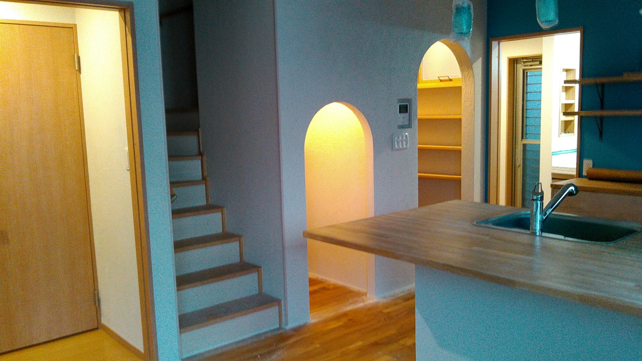 大きなキッチンカウンターのあるLDK⑨　R下がり壁が仕上がりました！