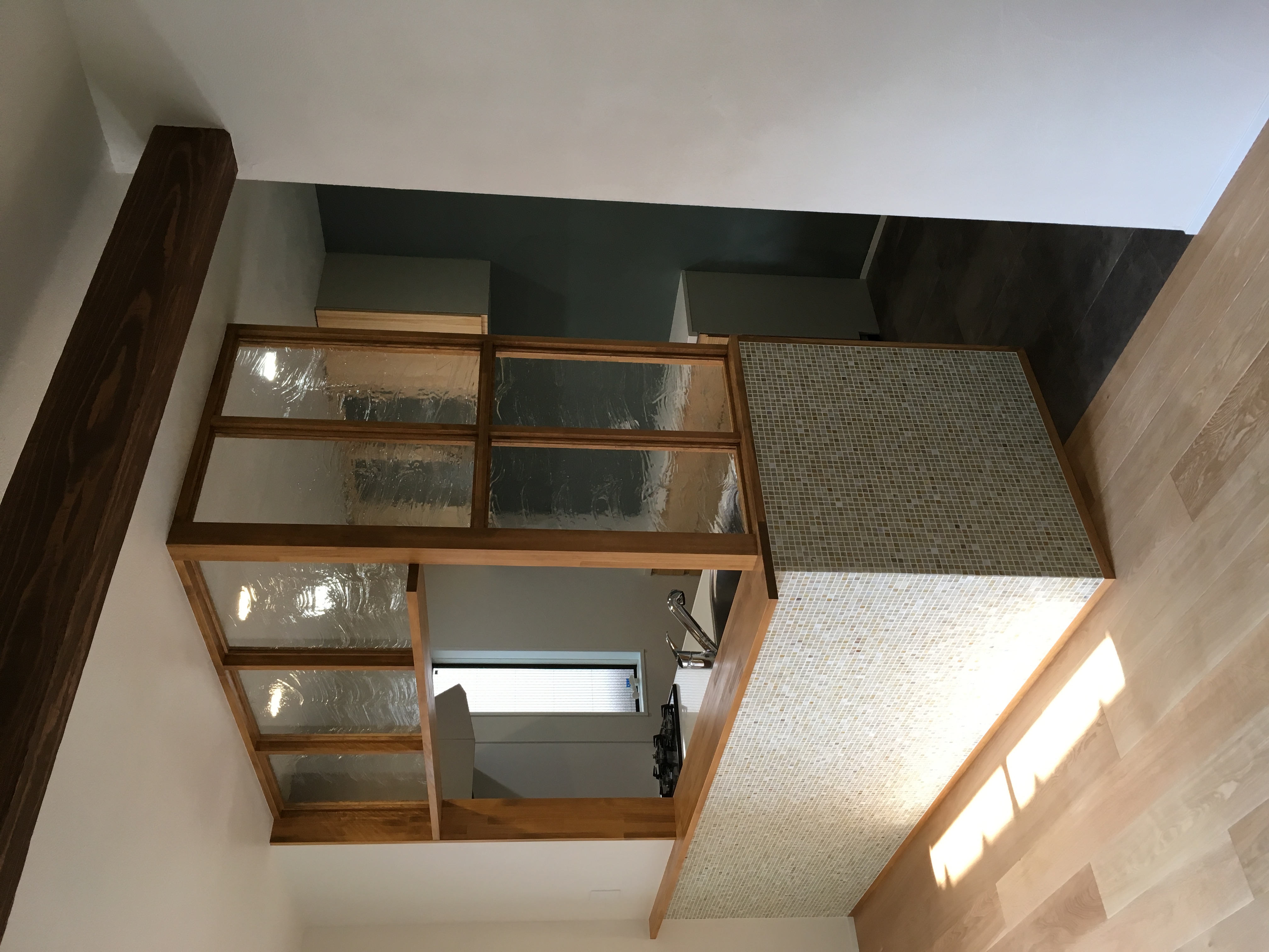 ガラス貼りのキッチン