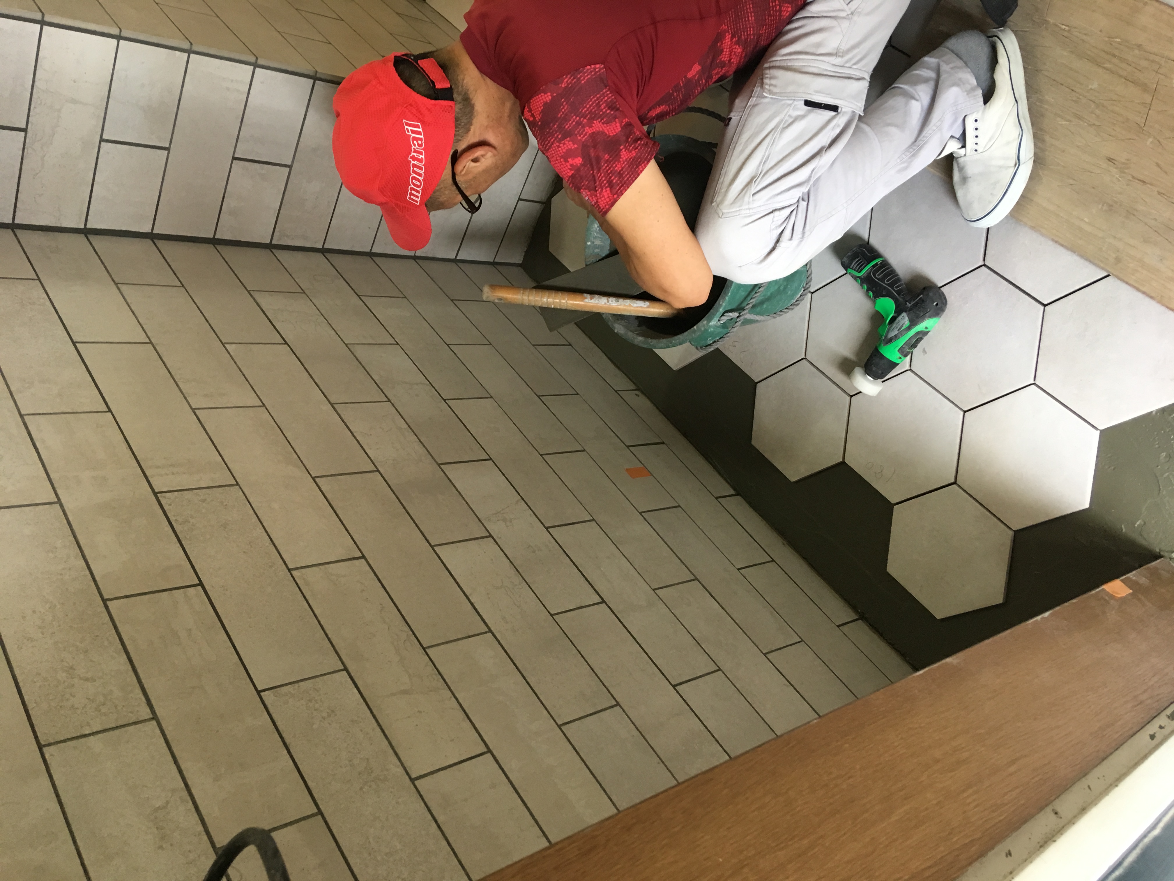 玄関廻りのタイル