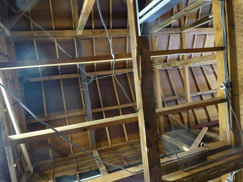 骨組みになった家