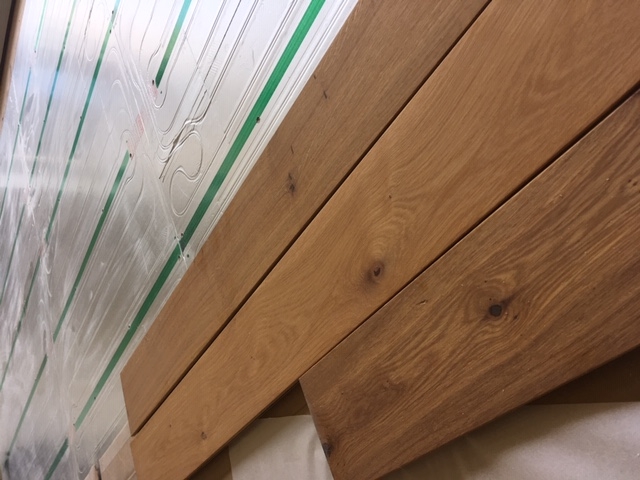 温水式床暖房に無垢フローリング♬