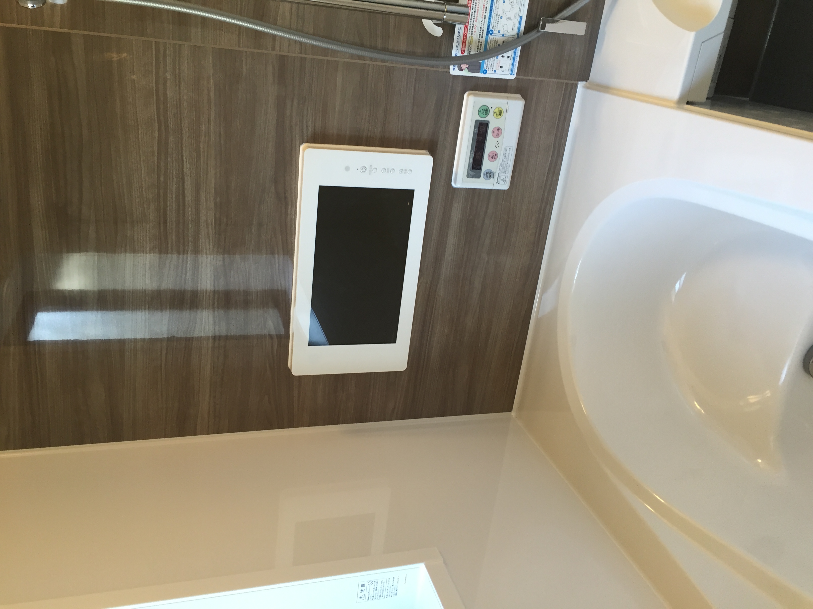 16型ワイド地上デジタル浴室テレビの存在感