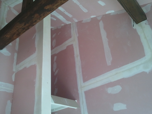 小屋裏の空間にロフトベットを造作