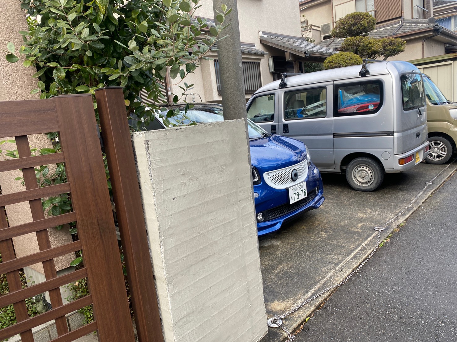 外構ブロックにタイルを施工、明るい印象の玄関に、