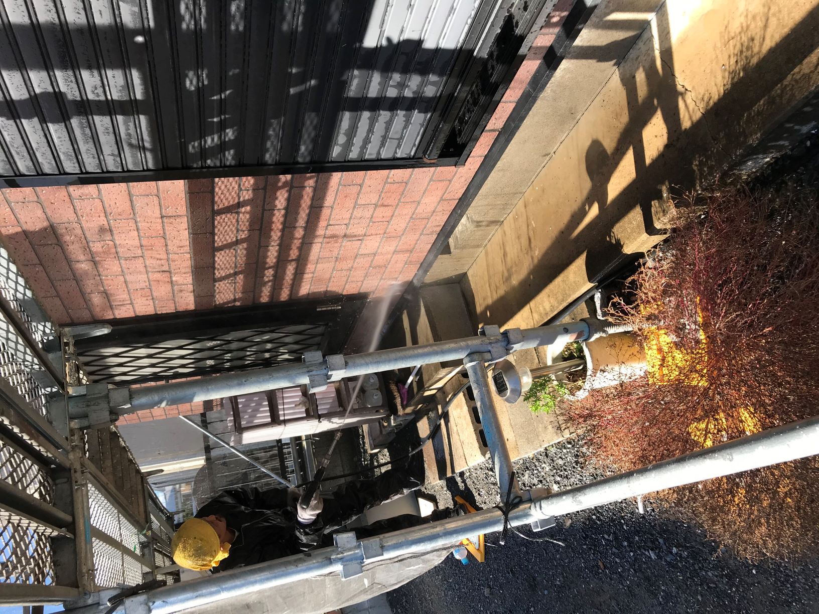 冬の外壁の高圧洗浄　寒さに負けず　丁寧に　①