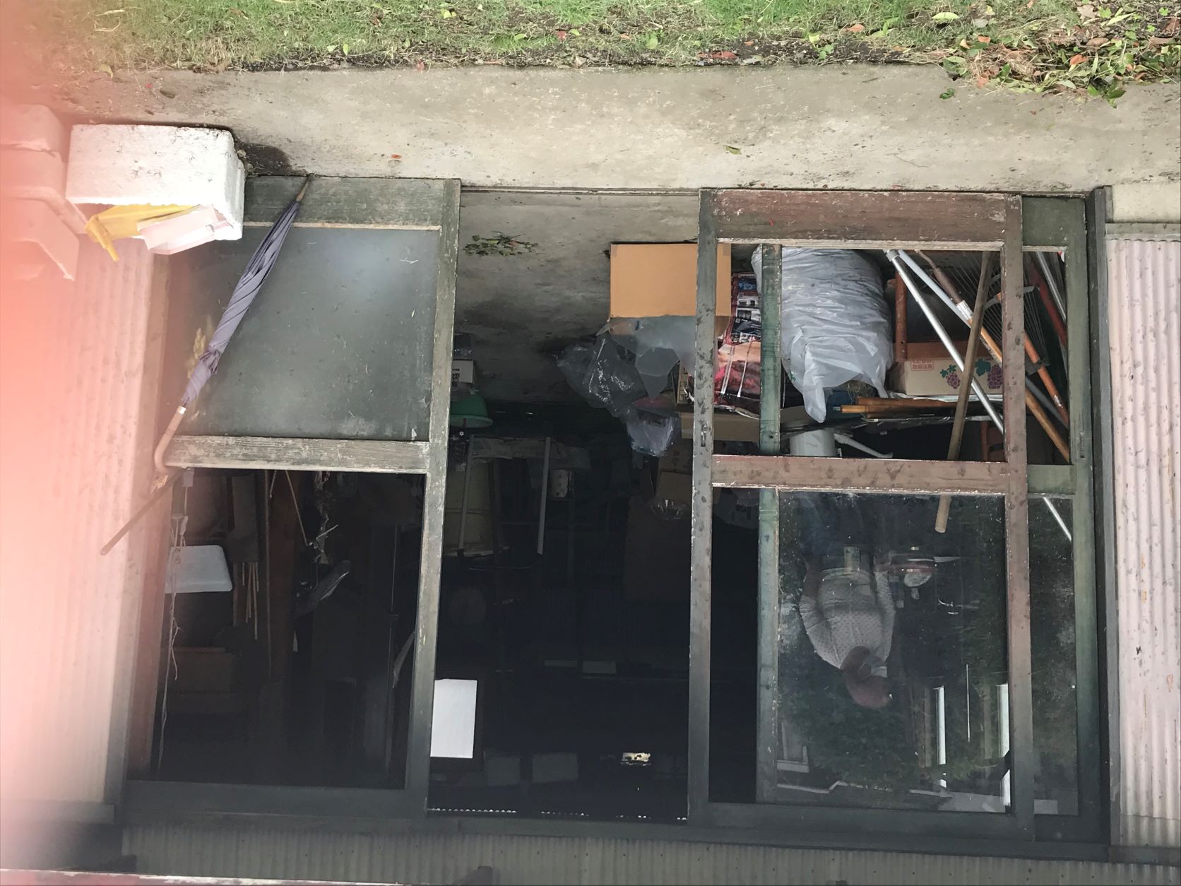 古い木製サッシのガラスを入れる。（1）