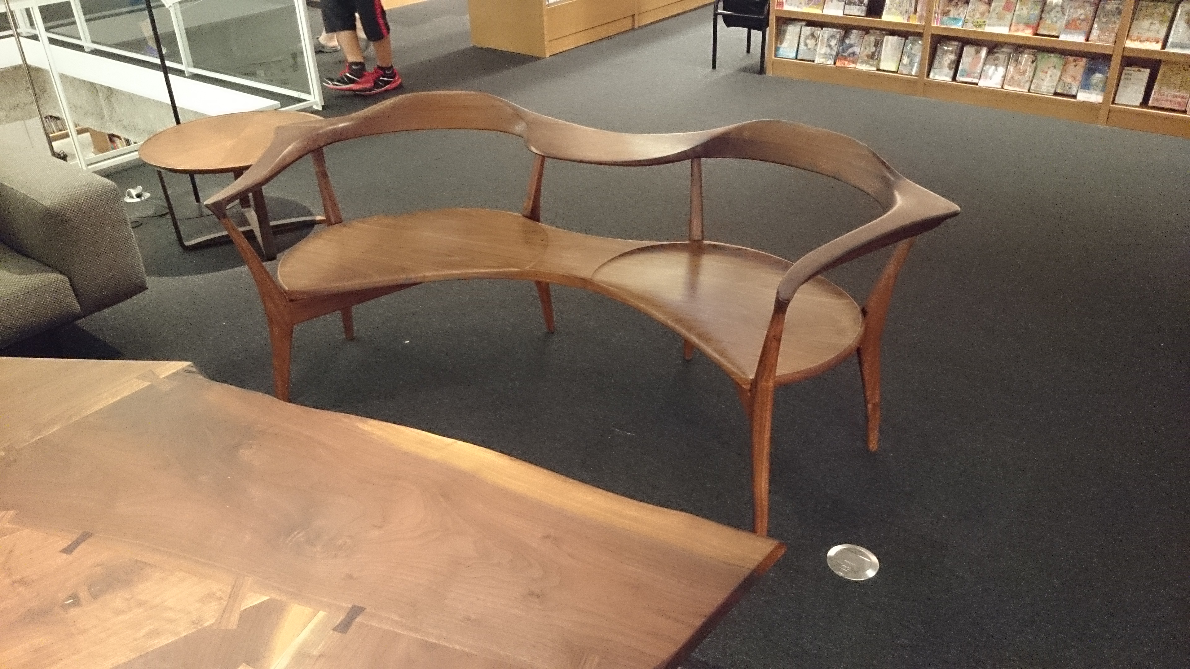 ～函館　蔦屋書店に、LOHAS　studioとコラボレーションKOMAさんの家具が～