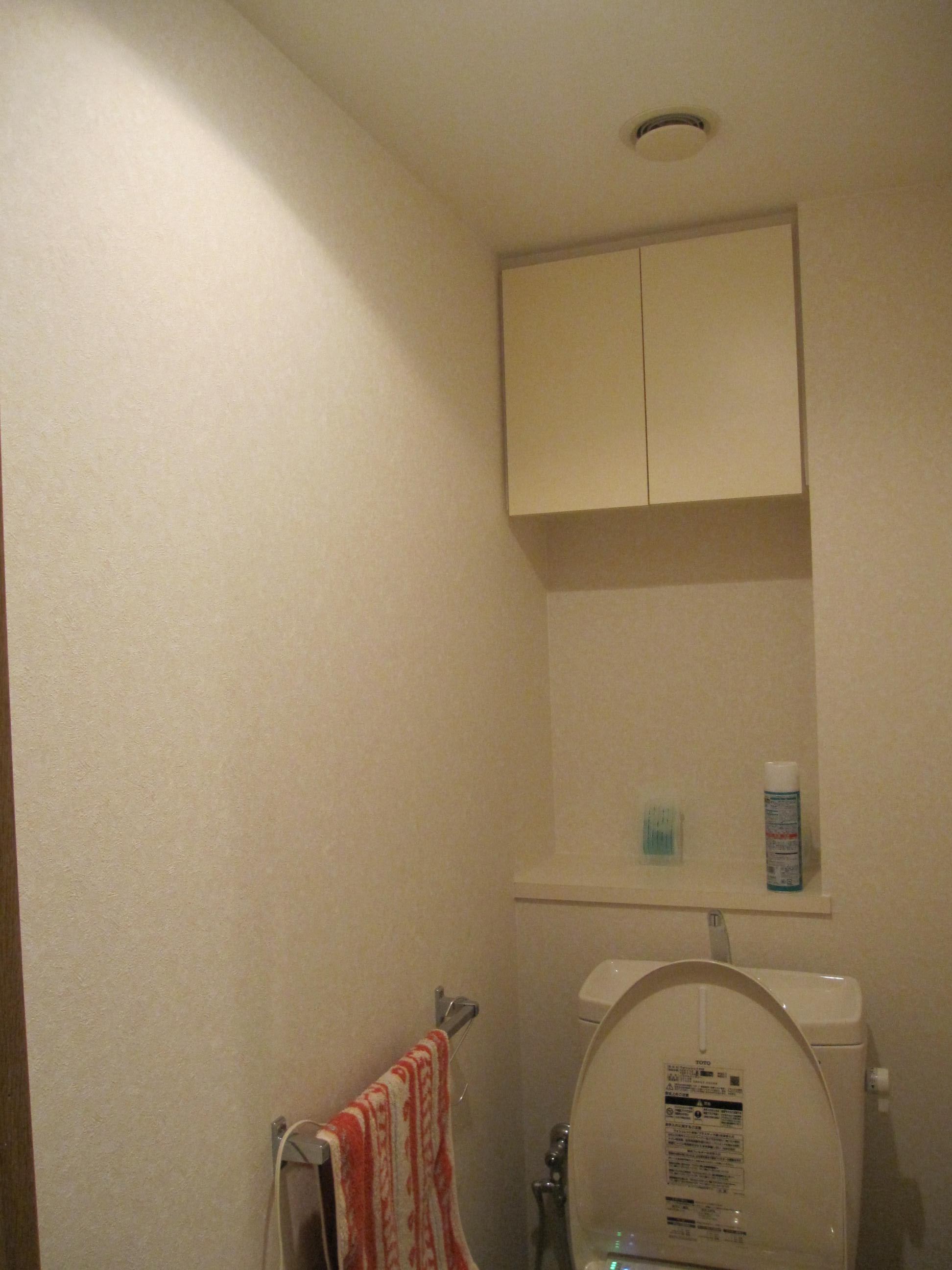 華やかトイレ　アクセントクロスとガラスのブラケット照明