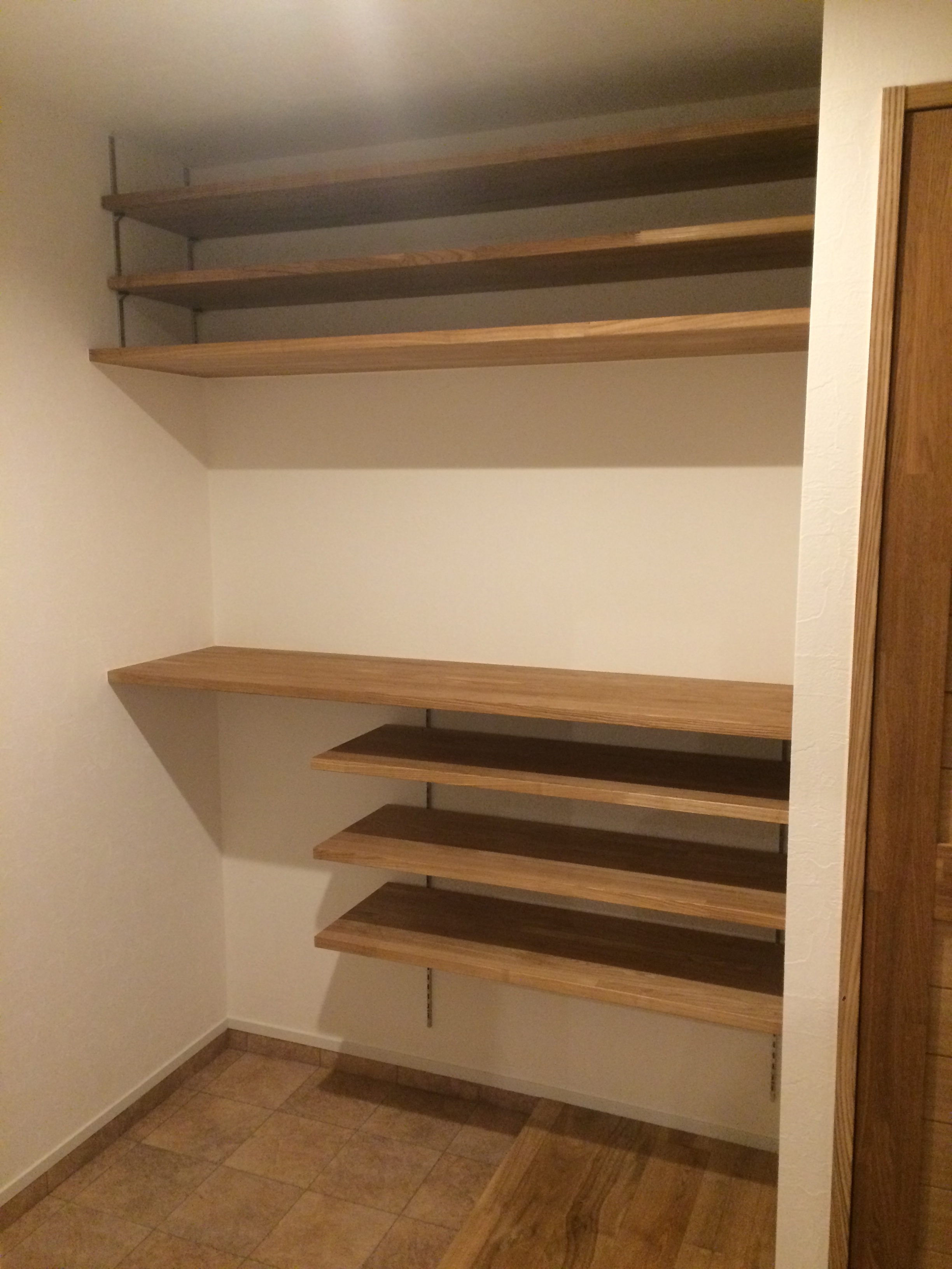 玄関可動棚　タモ集成材+チャンネルサポート    ■チャンネルサポートASF-1 900MMサイズ　クローム　　■ウッドブラケット 左右セット　R-032Ｗ/R-33W 250　　　