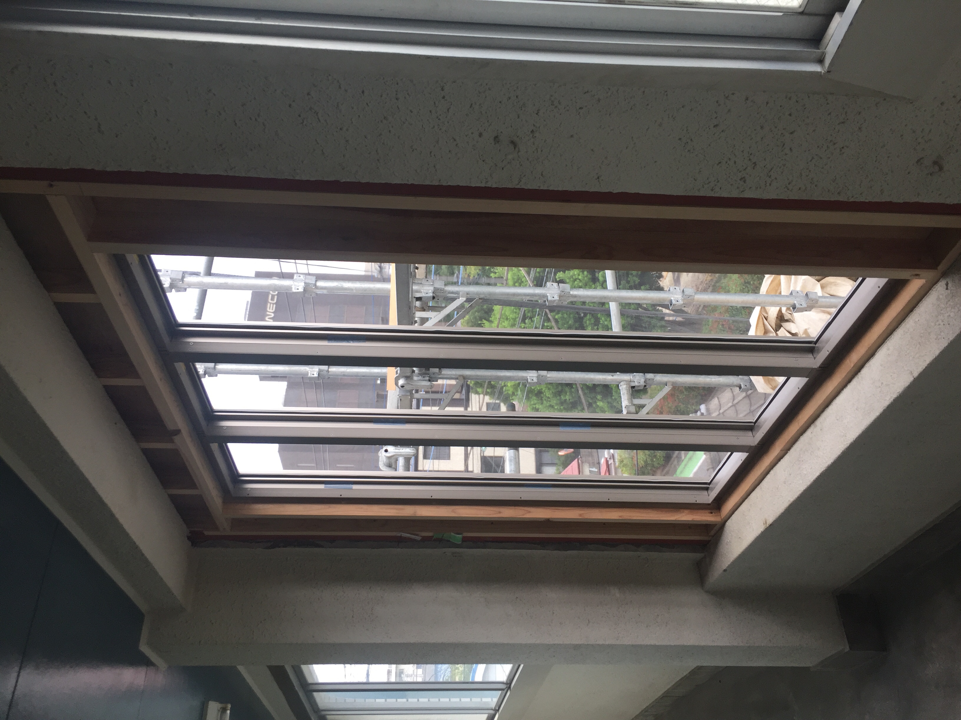 続 ガラスブロック解体後、fix窓取り付け