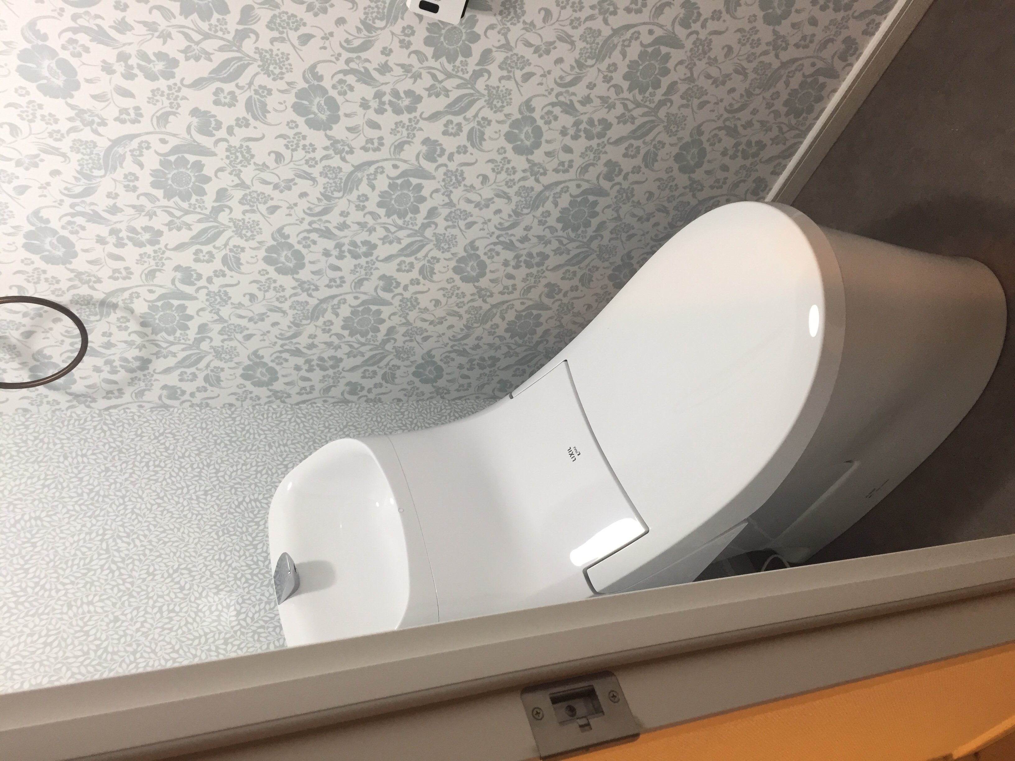 ローラアシュレイ 輸入クロスをトイレに採用