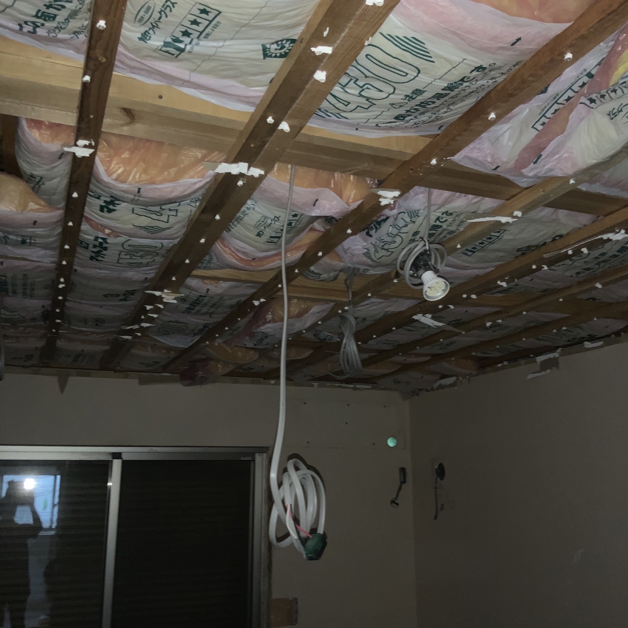 木造戸建　  天井断熱材入れ替えます！