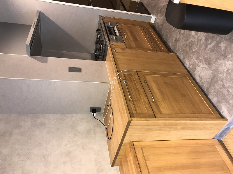 柱型に絡ませた二列型キッチン