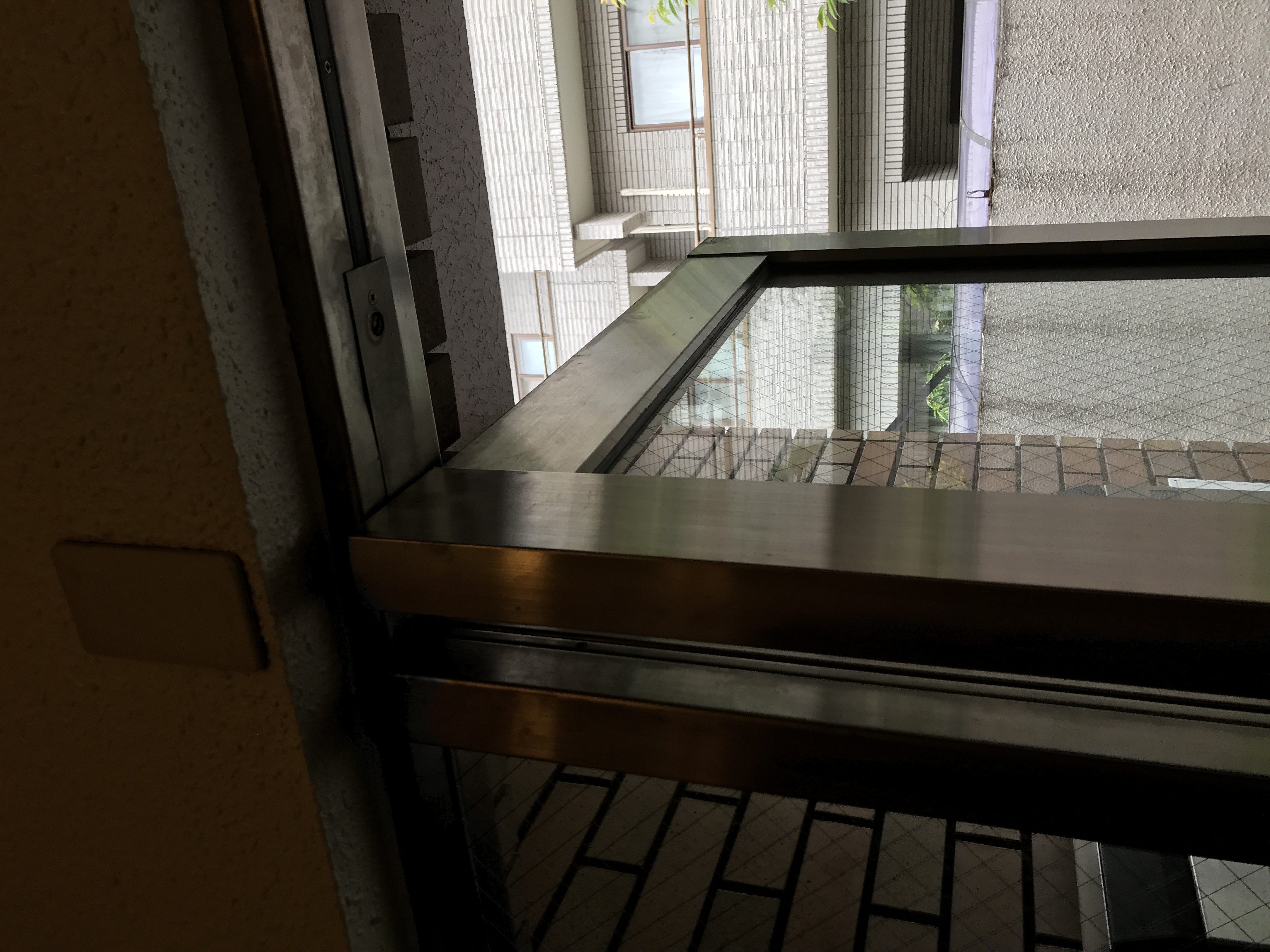 マンションオートロック　フロアヒンジ交換