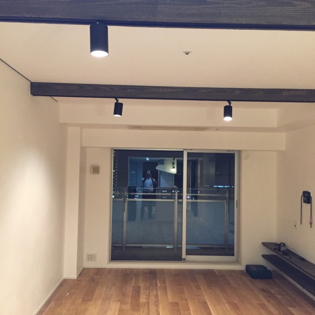 化粧梁へライティングレール埋込み