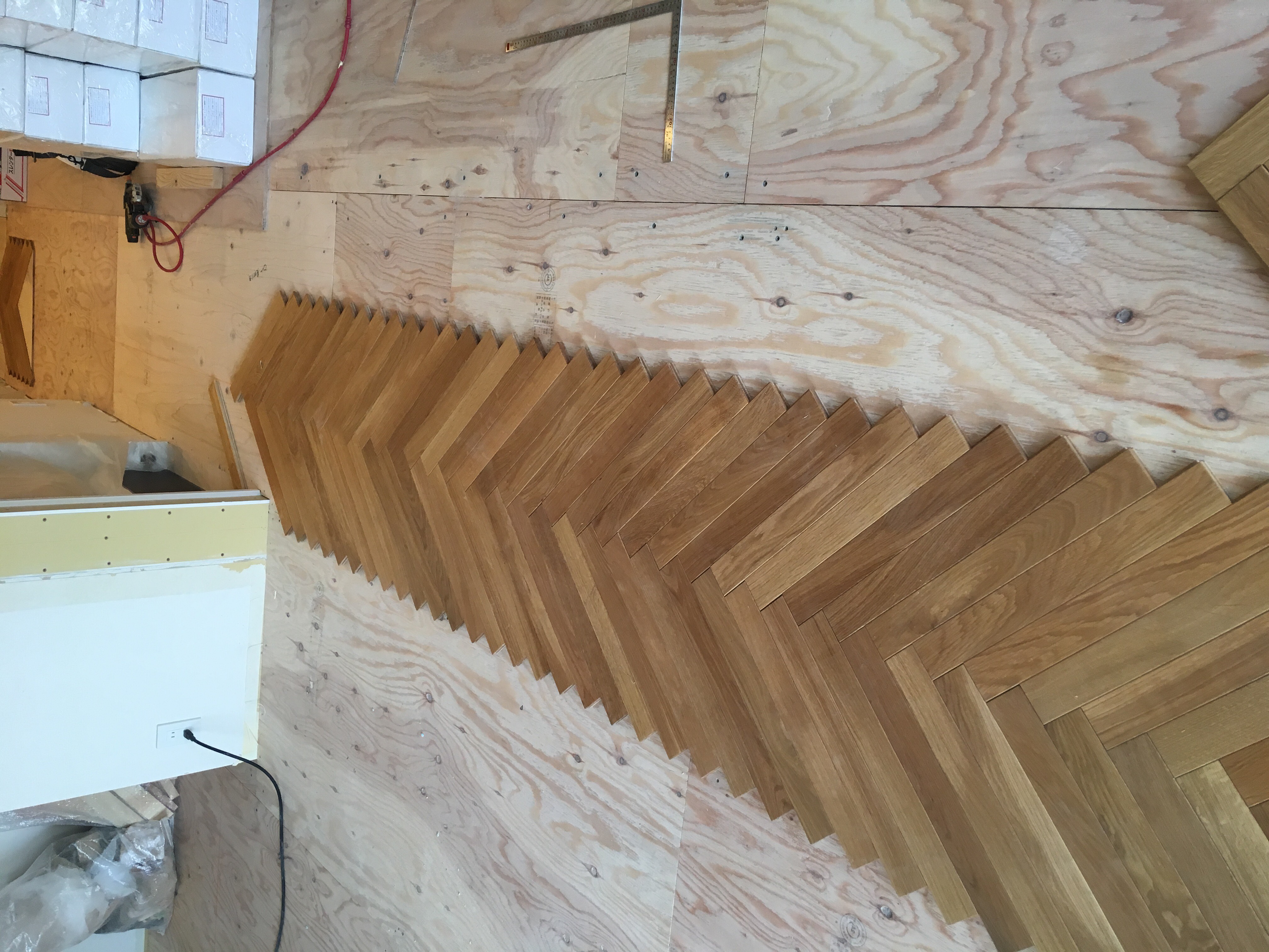 オークフローリング　ヘリンボーン張り