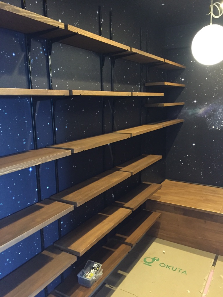 書斎壁面に宇宙柄クロス