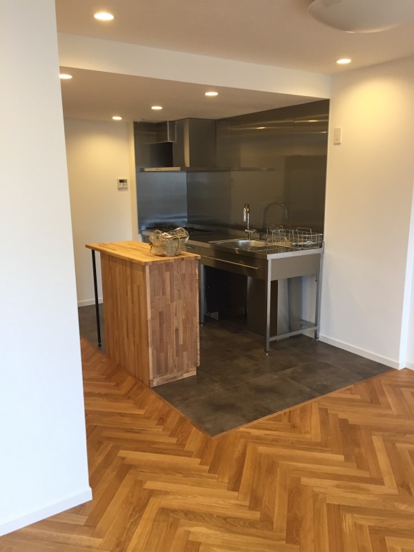 ステンレスキッチンとオークへリンボーン
