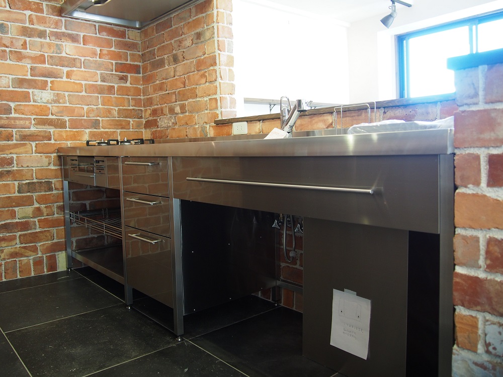 ブリックタイルとステンレスキッチン