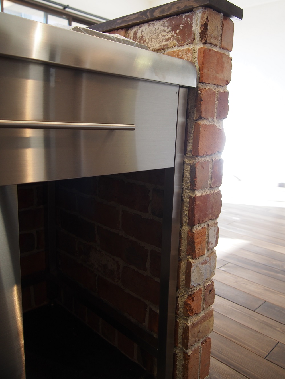 ステンレスキッチン×ブリックタイルの組み合わせ！