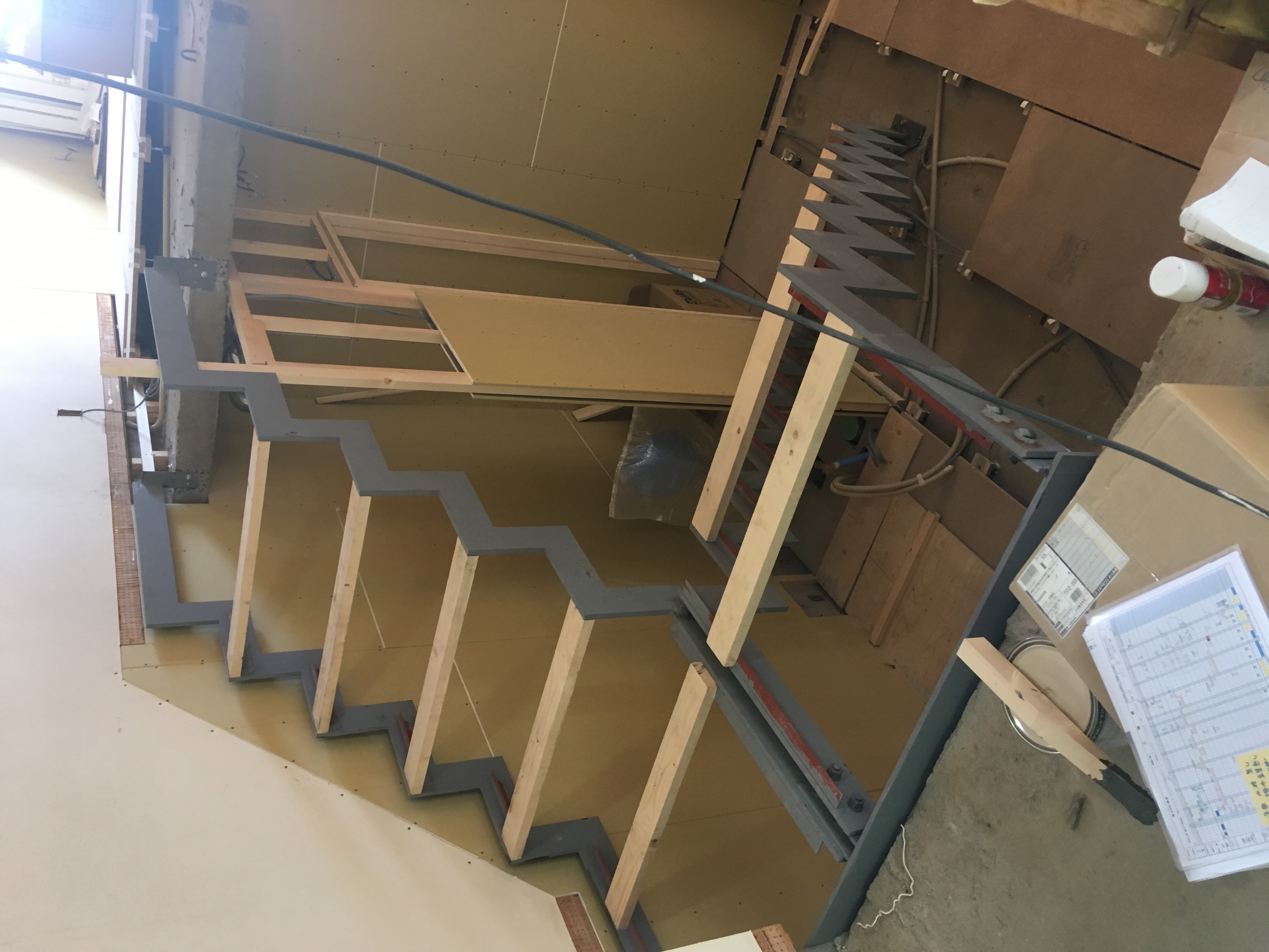 鉄骨階段　ササラ　稲妻型