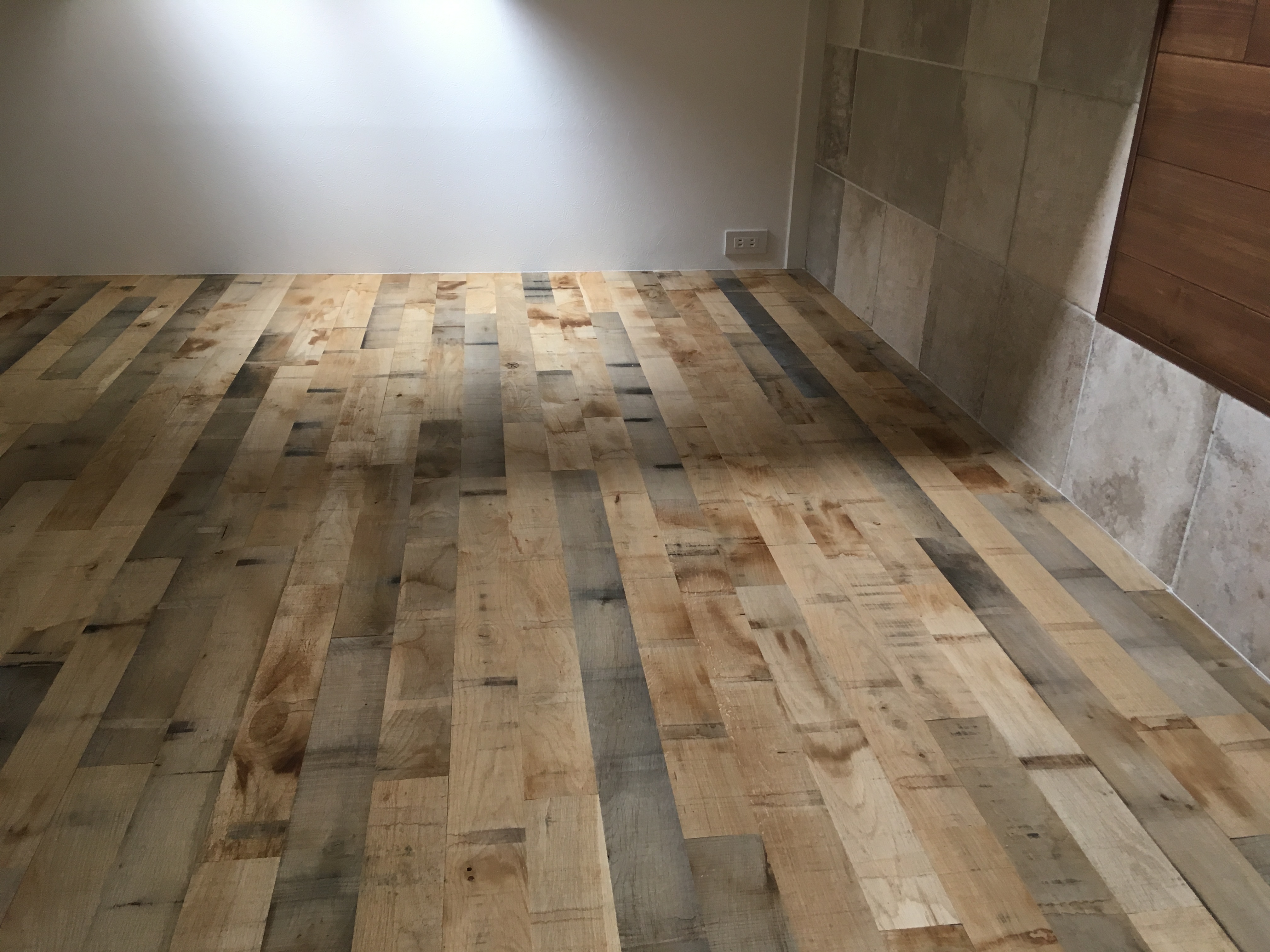 アクセント　壁面　フローリング　板張り　バーンオーク