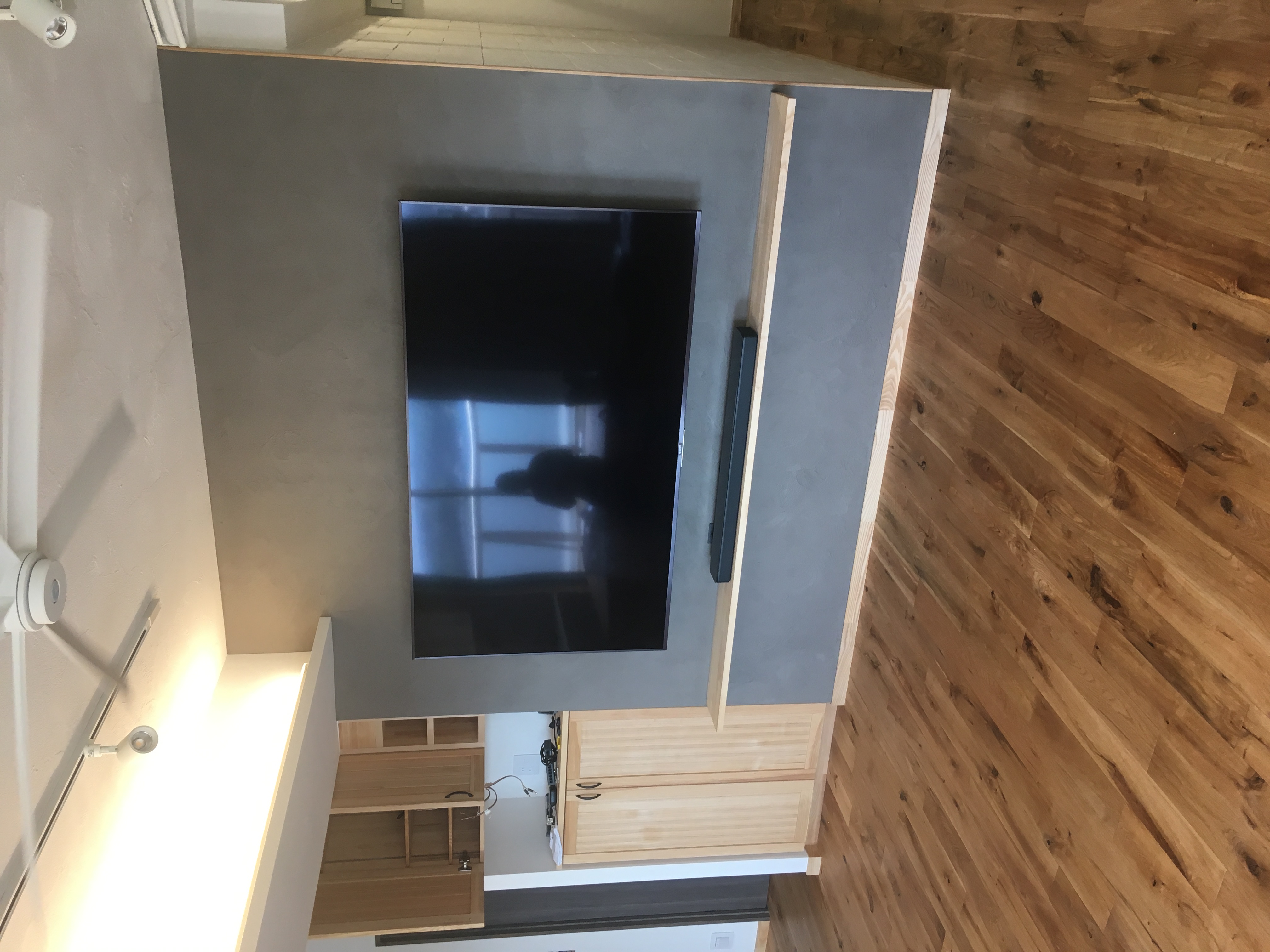 リビング　壁掛けTV　