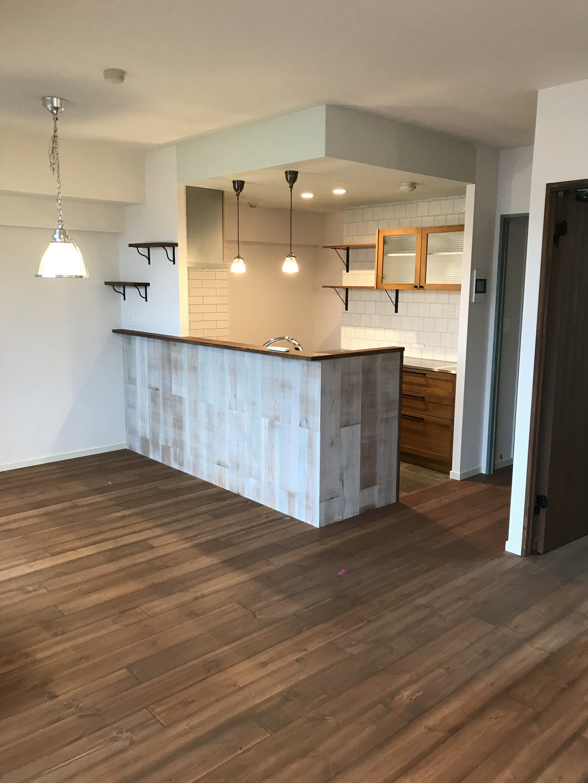 キッチン　腰壁　パネル貼り