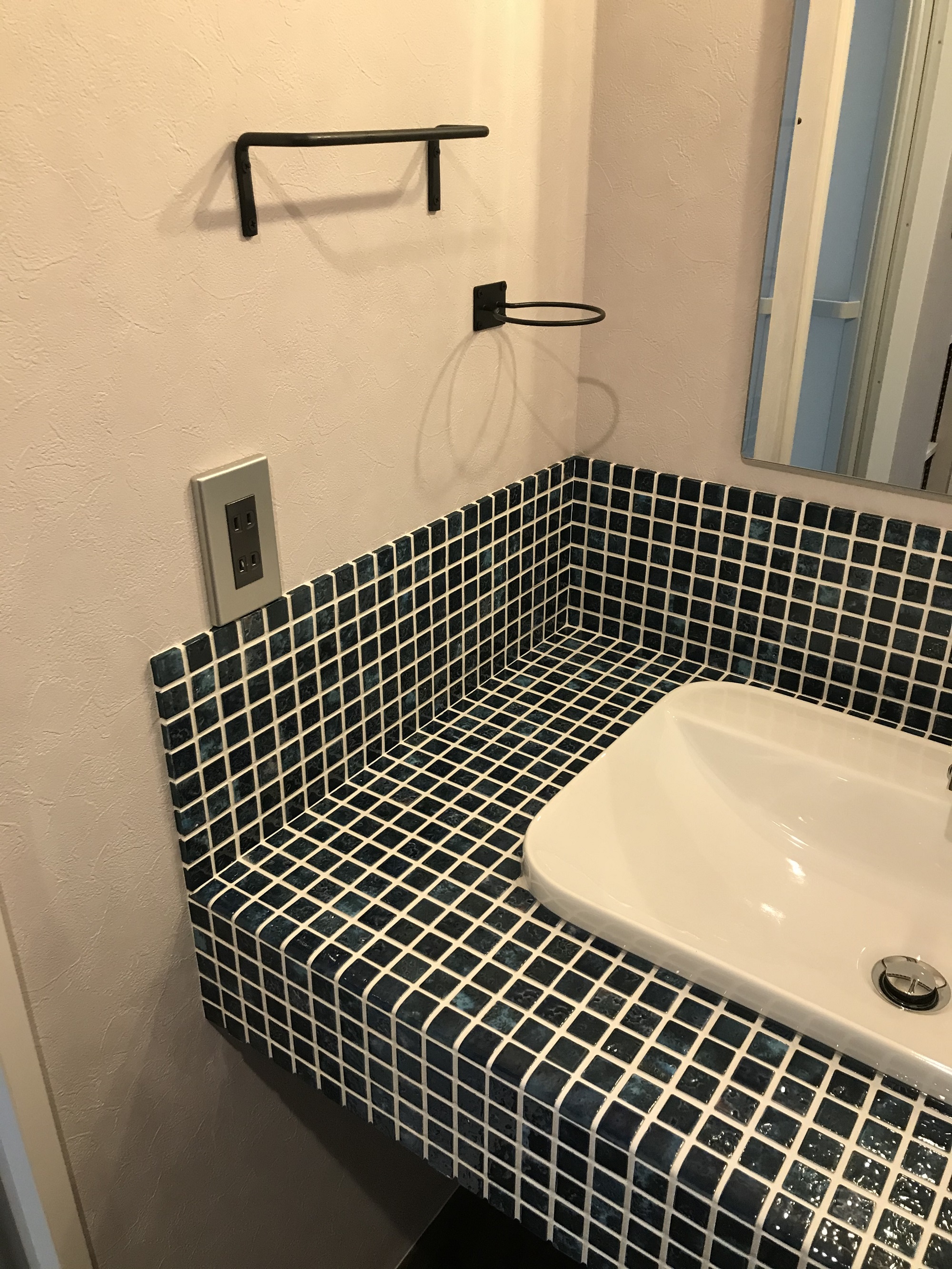 洗面台　造作　タイル天板