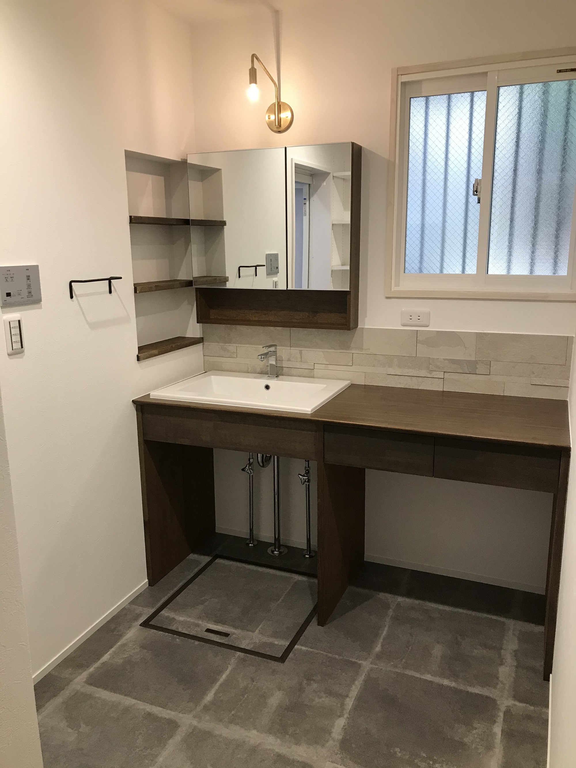 洗面化粧台　造作　ボウル埋め込み