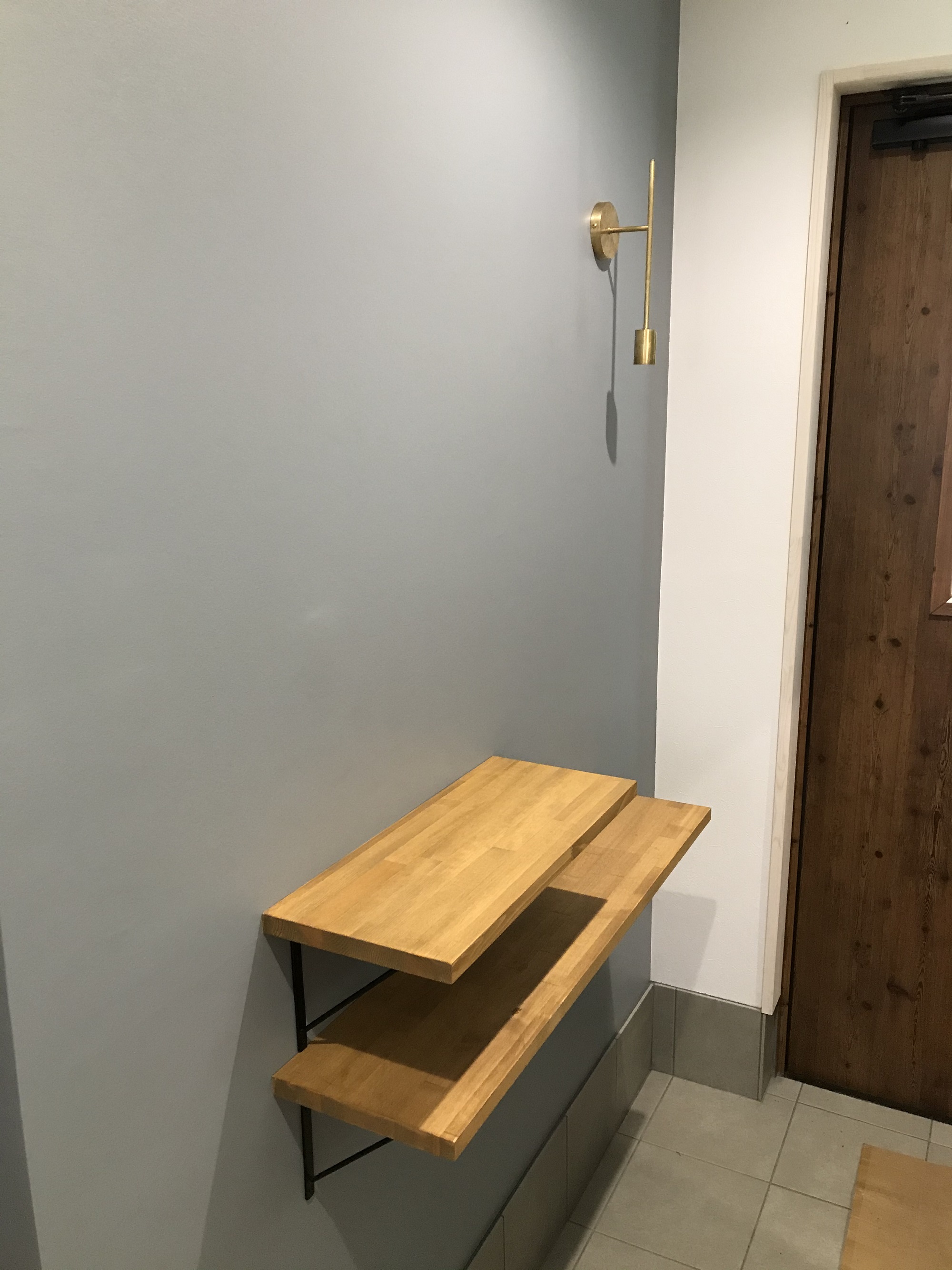 玄関　飾り棚　アクセント塗装