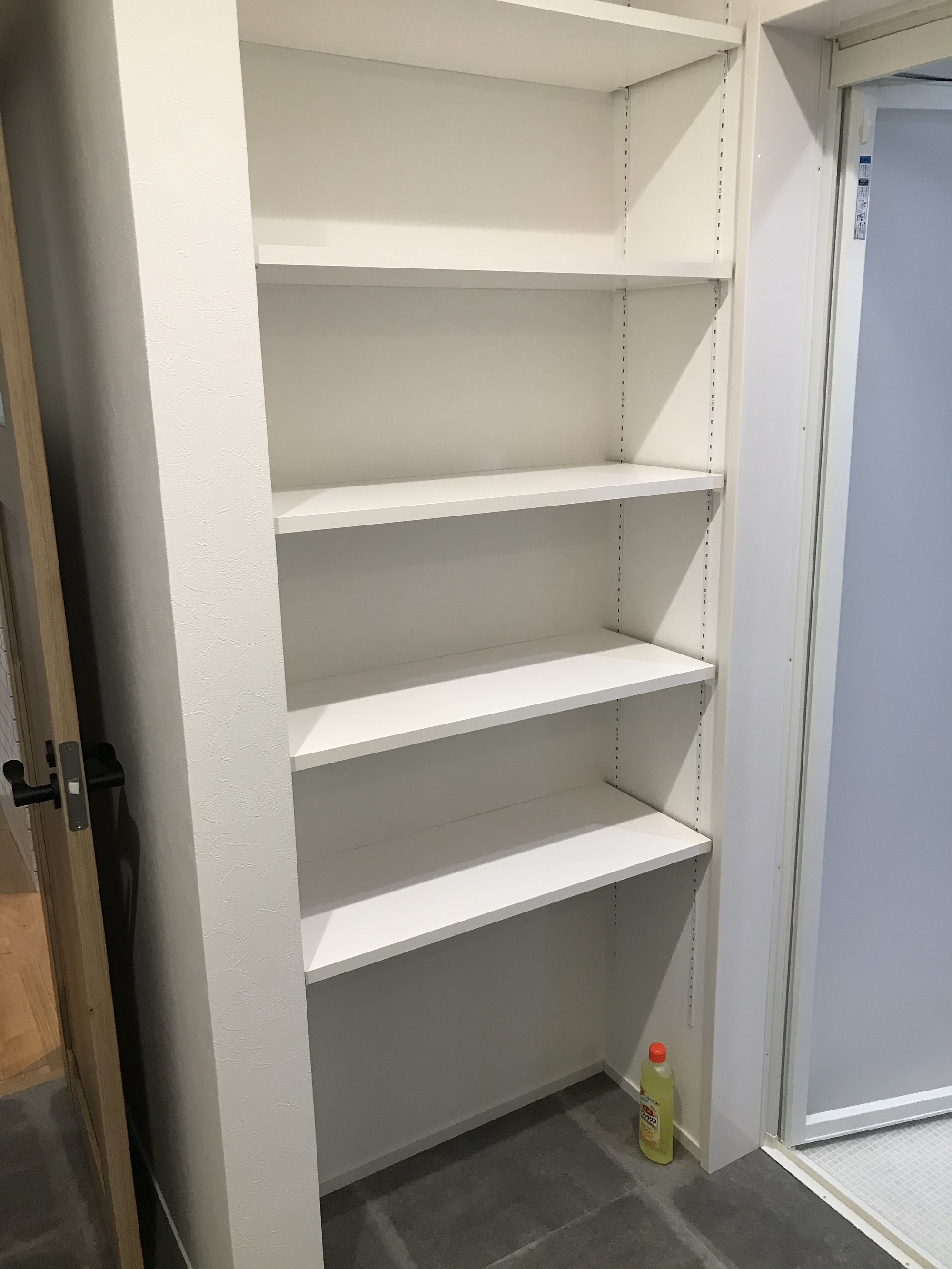 棚造作　可動棚　無垢板　白ポリ