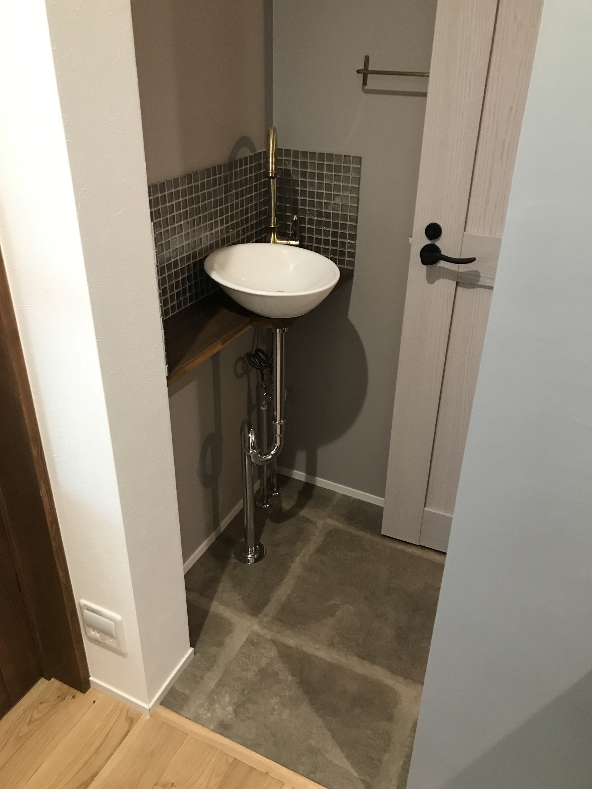 手洗い　置き型ボウル　トイレ前