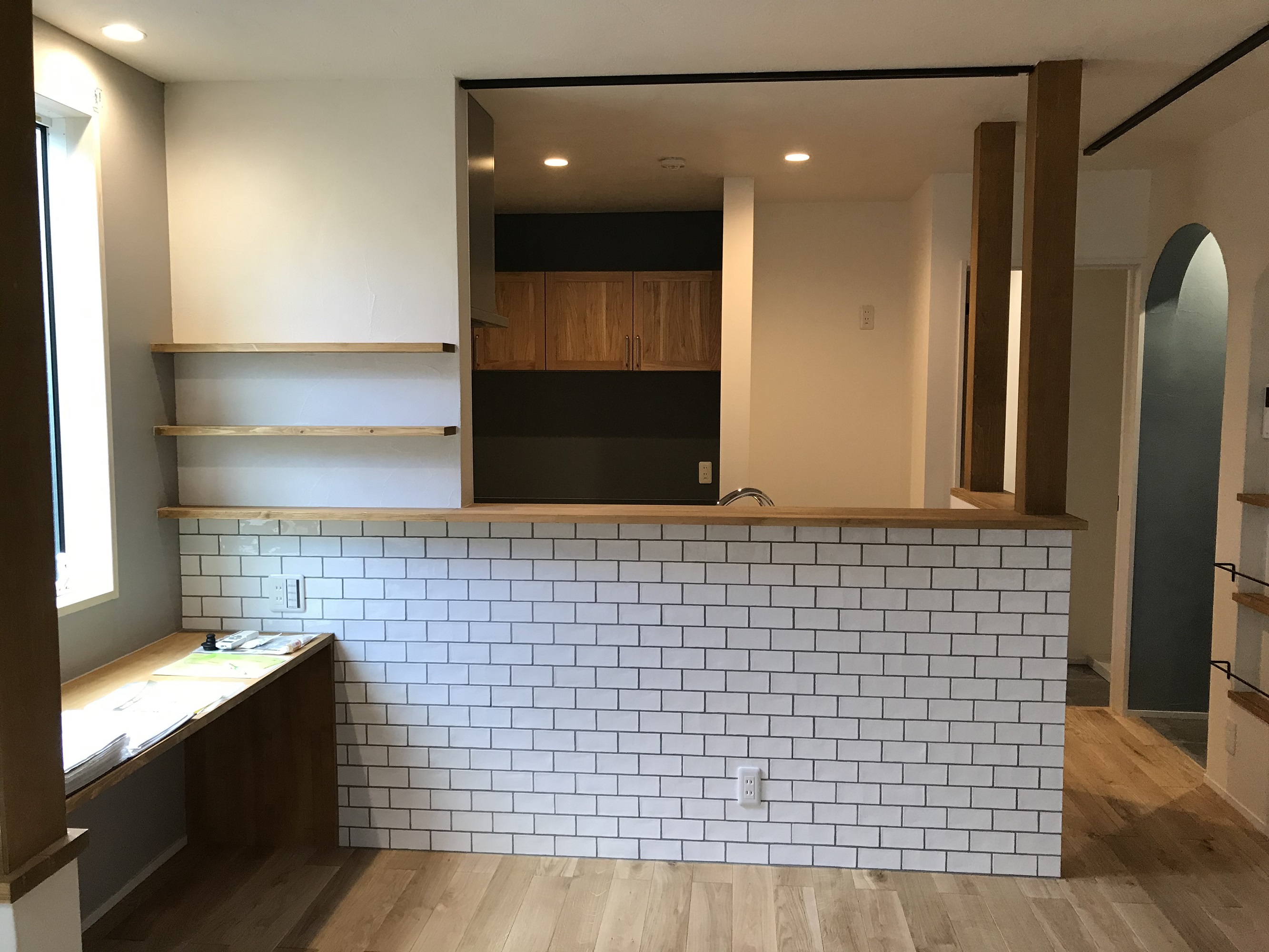 キッチン前　腰壁　タイル