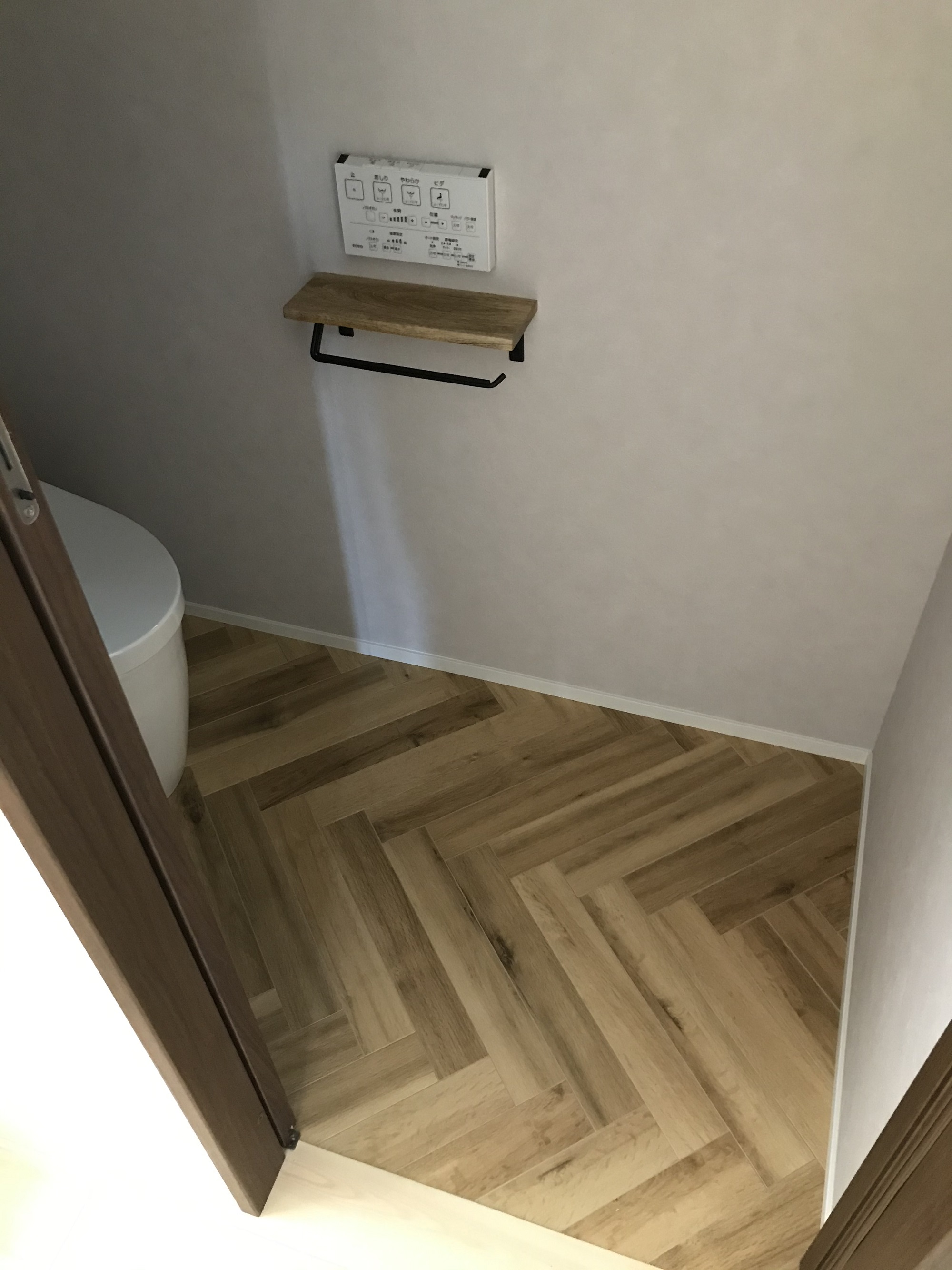 トイレ　床　ヘリンボーン　フロアタイル