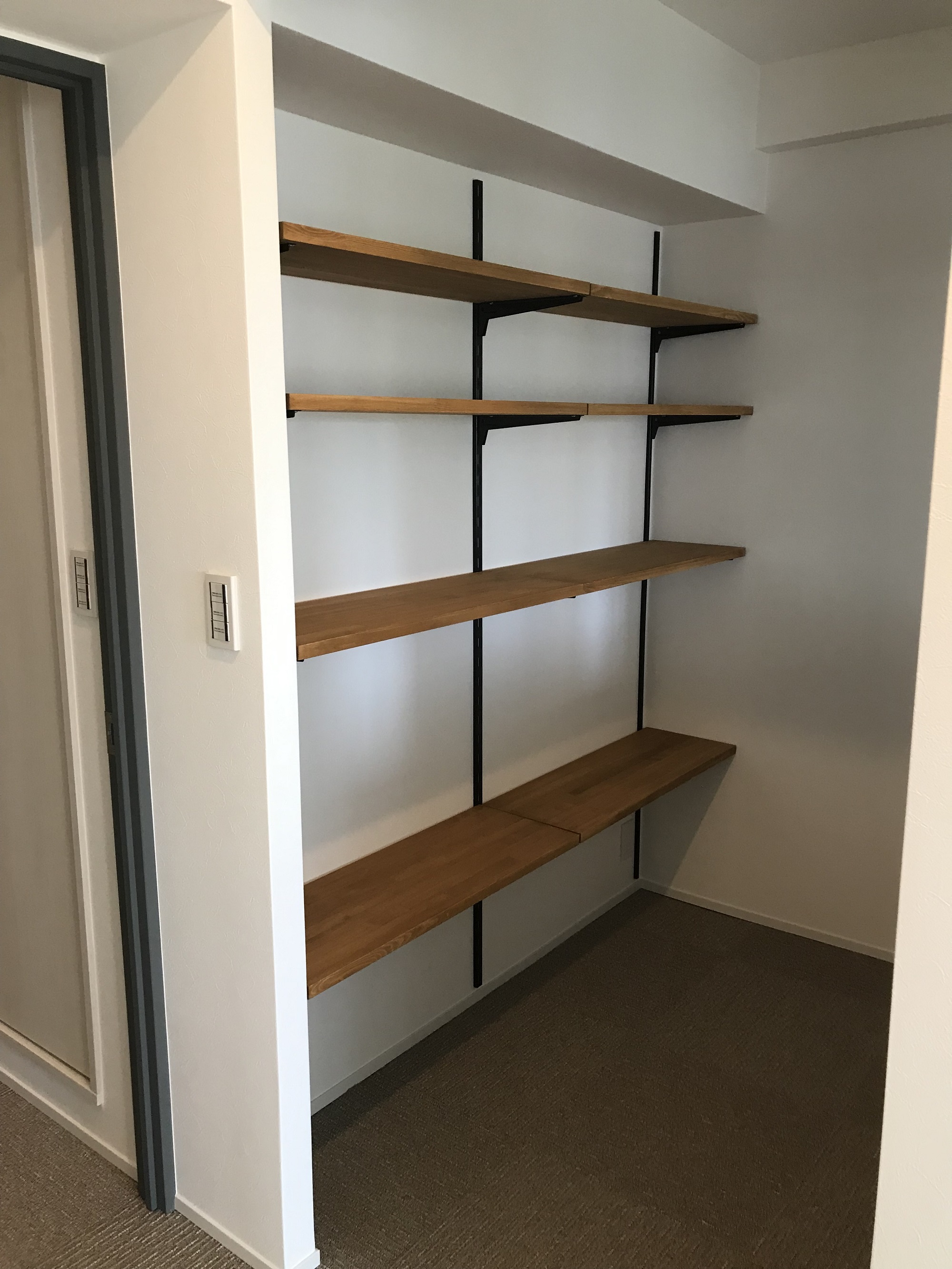 収納造作　家電収納　無垢材